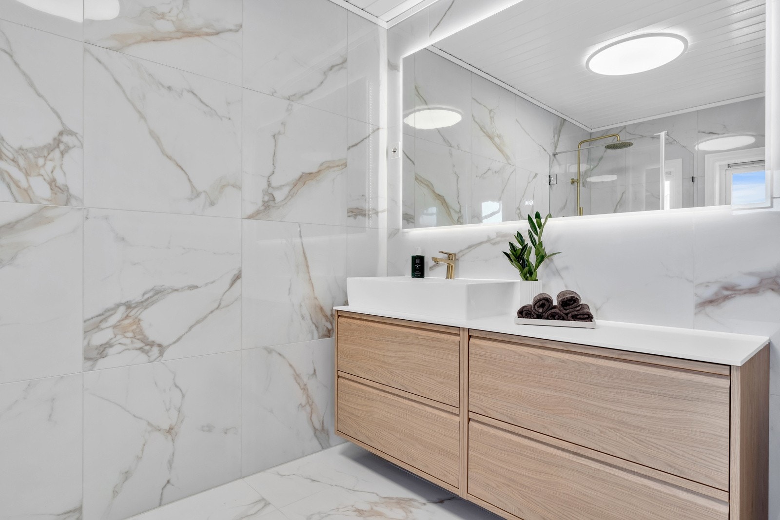 Eksklusivt, nylig oppusset bad med delikate materialvalg. Galleribilde