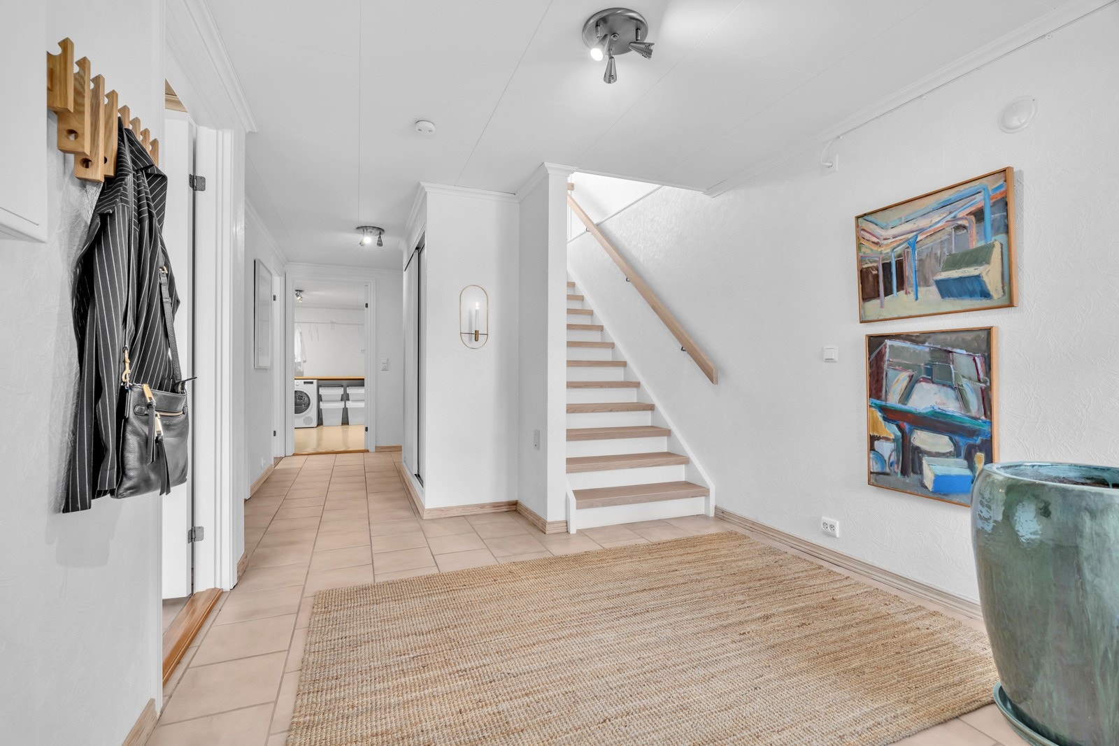 Romslig inngangsparti u.etg hoveddel. Galleribilde