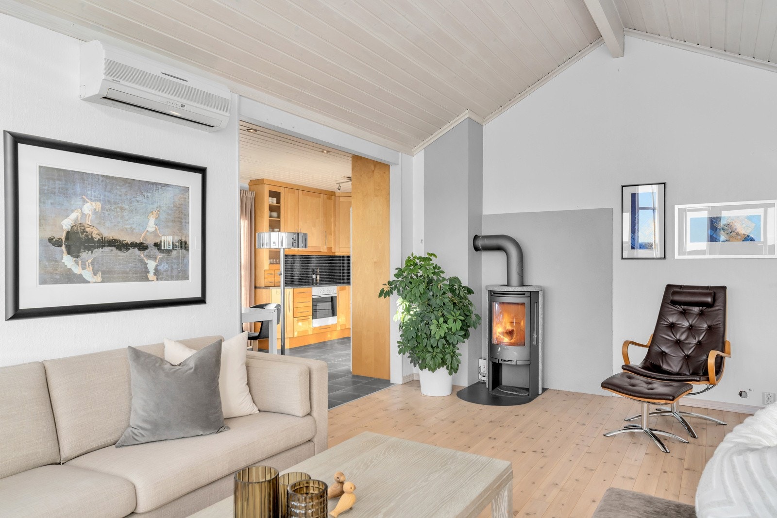 Generasjons- / utleiedel: Fra stua er det inngang til den nye delens kjøkken. Galleribilde