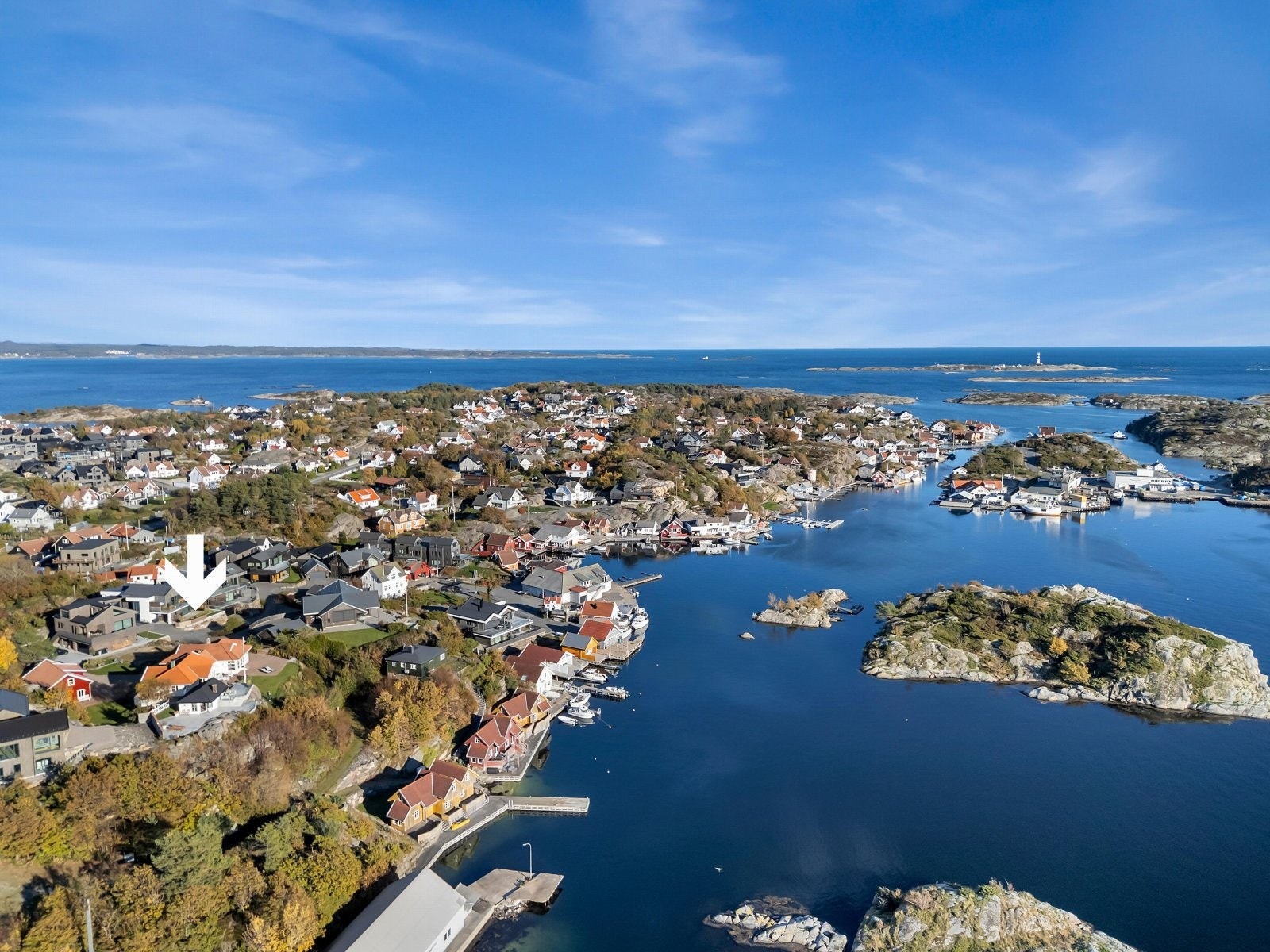 Fra boligen er det fantastisk utsikt utover Mæbøfjorden, Skibusundet og Geitodden. Galleribilde