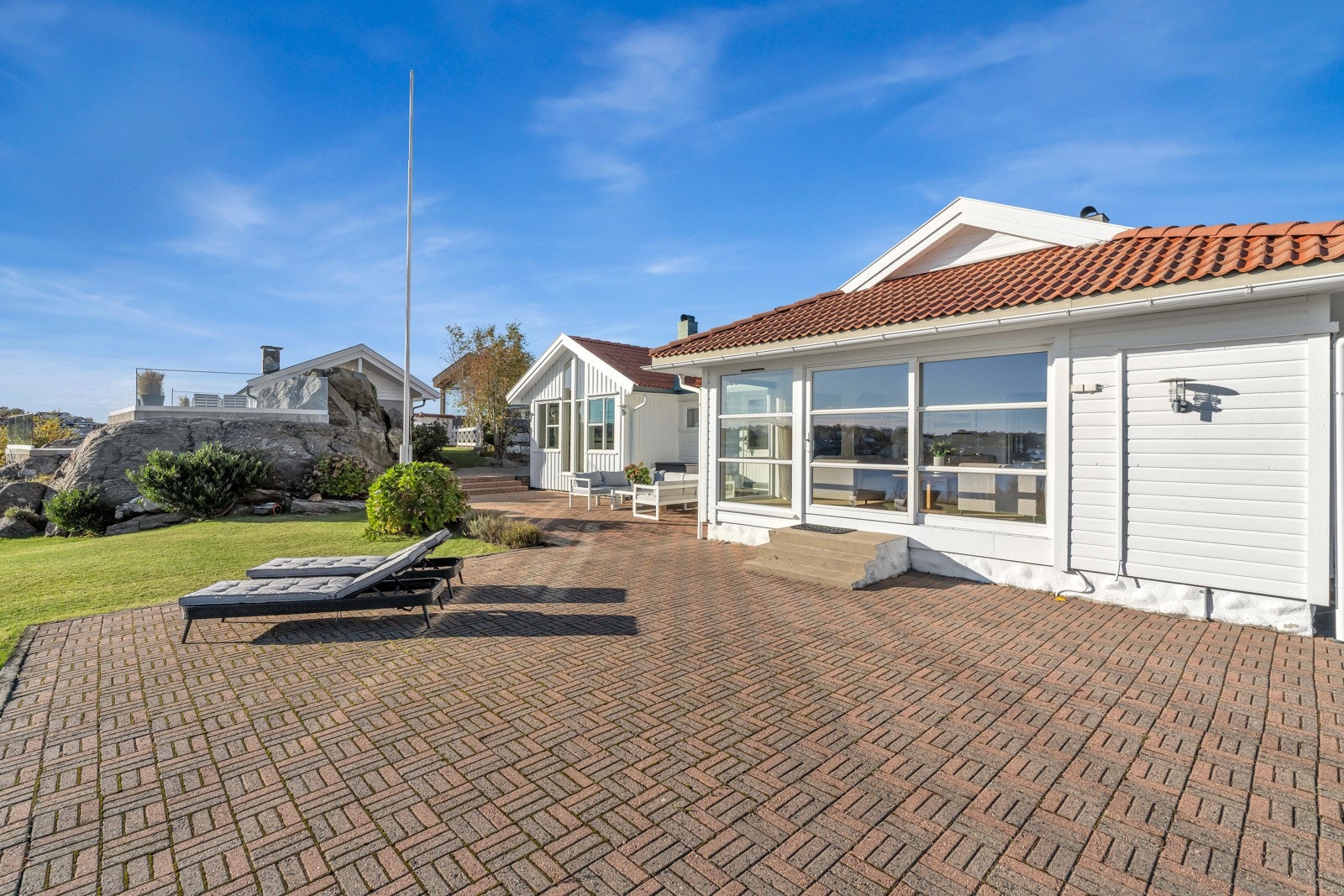 Velholdt fasade som i 2024 ble malt hvit. Galleribilde