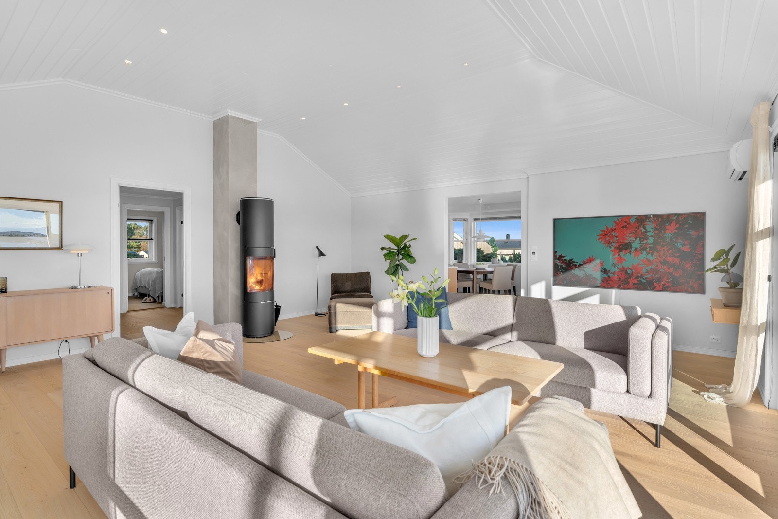 Det er nylig satt inn ny vedovn i stua. Vedovnen er av ypperste klasse og gir svært god varme. Galleribilde