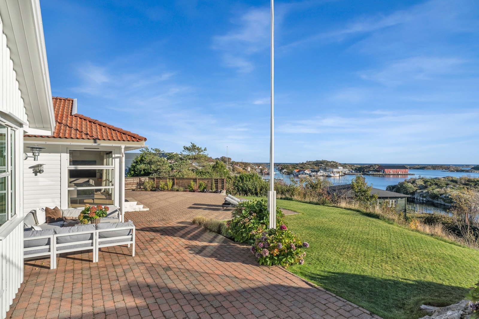 Fra stua er det utgang til eiendommens idylliske uteområde. Galleribilde