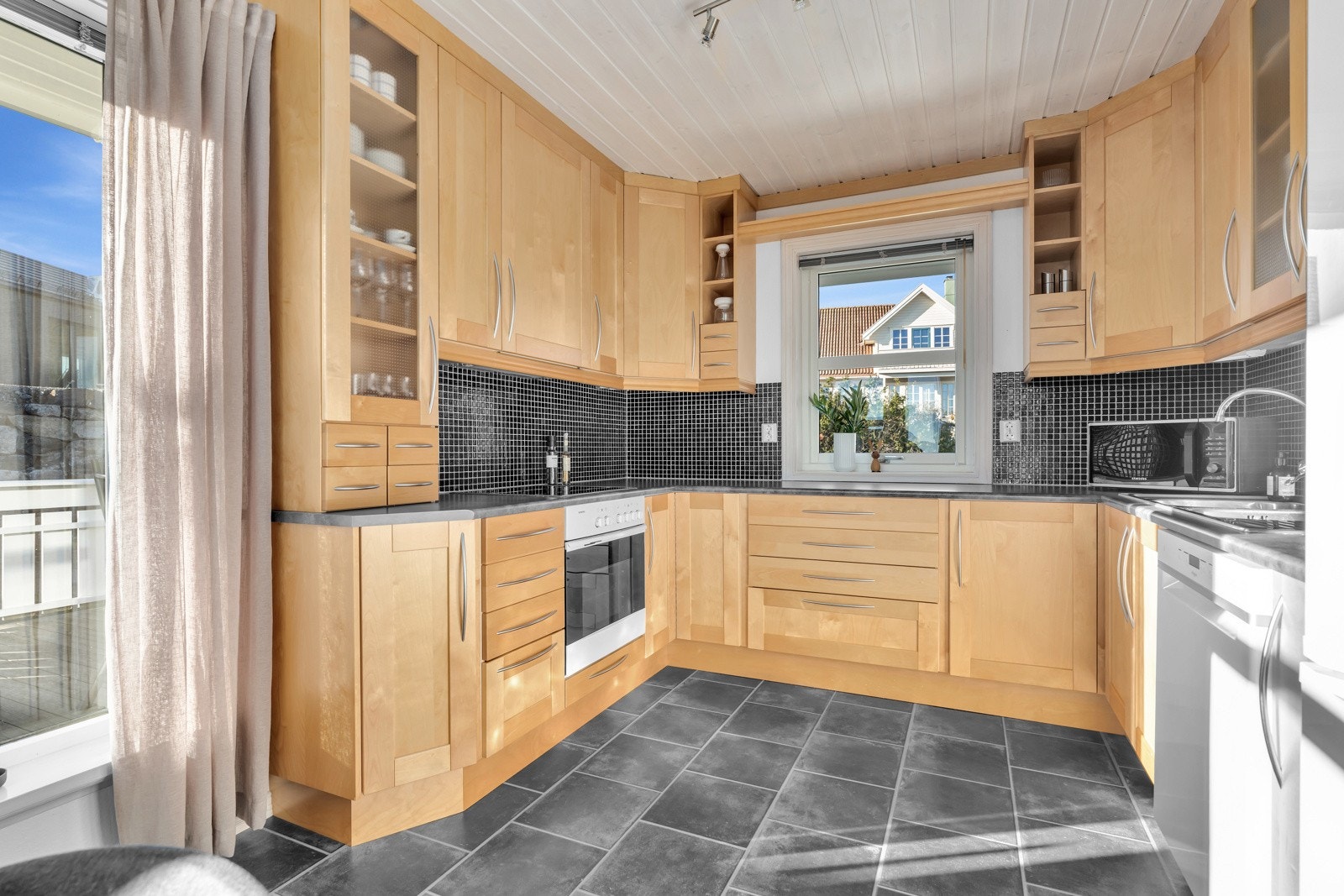 Kjøkkenet har lysinnslipp fra tre himmelretninger som gir rommet godt med naturlig lys. Galleribilde