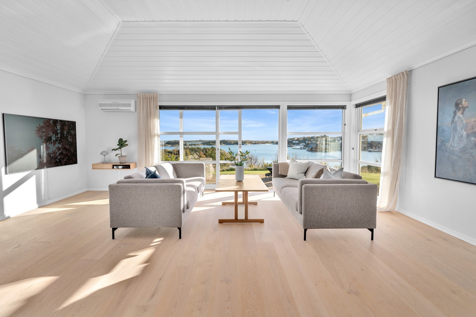 Fra stua er det skyvedør ut til boligens herlige uteområde. Galleribilde