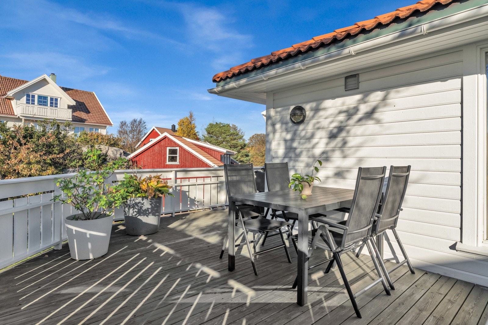 Rundt boligen er det flere opparbeidede områder. Galleribilde