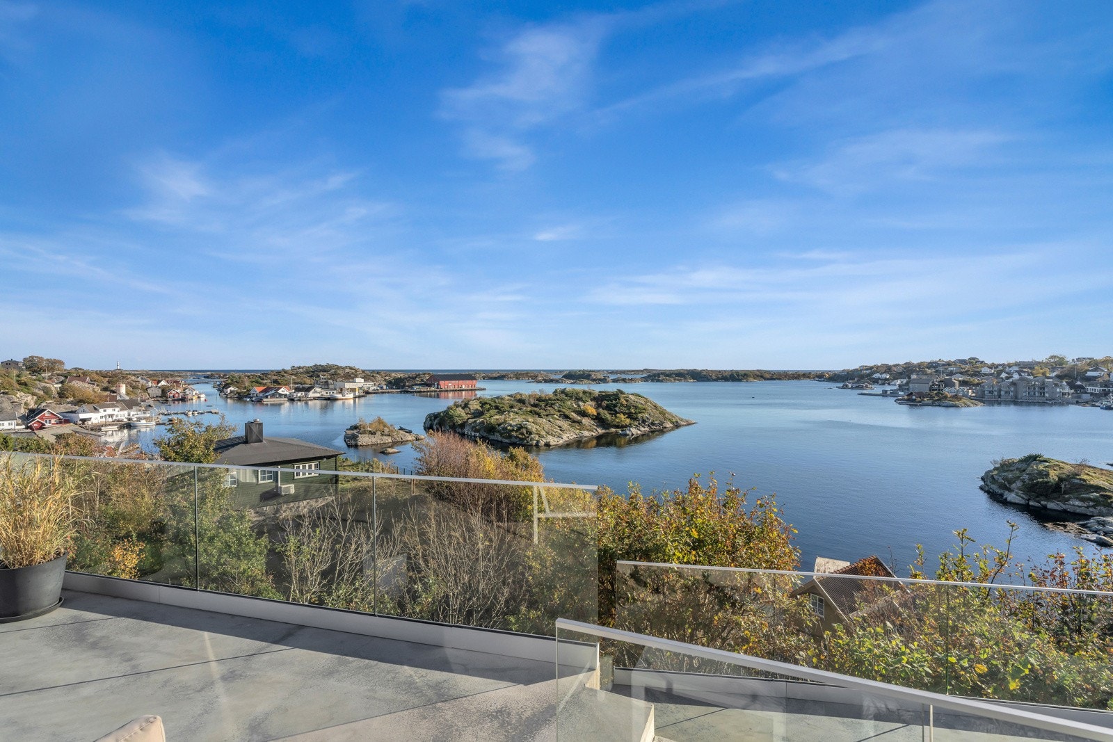 Fra boligen og tomten er det fantastisk utsikt utover Mæbøfjorden, Skibusundet og Geitodden. Galleribilde