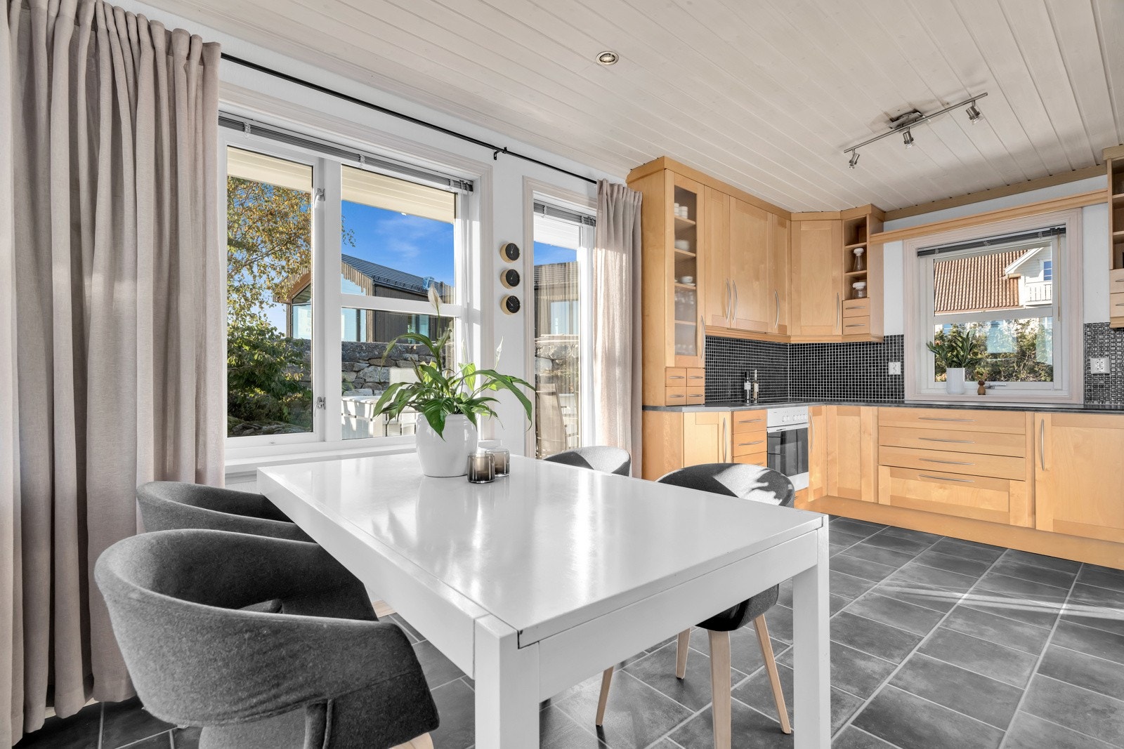 Generasjons- / utleiedel: På kjøkkenet er det plass til spisebord. Galleribilde