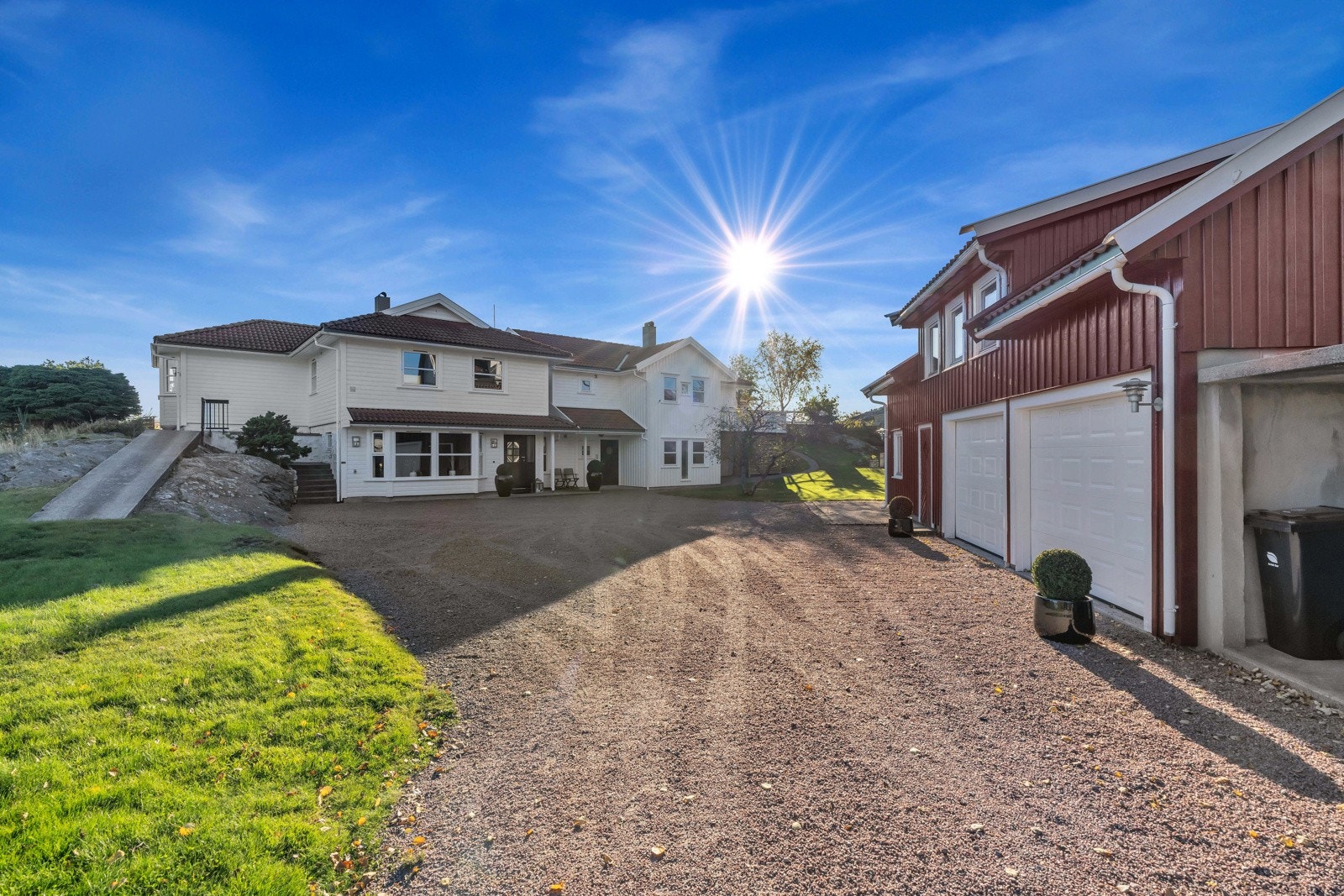 I tillegg til den doble garasjen er det rikelig med plass til parkering i gården. Galleribilde