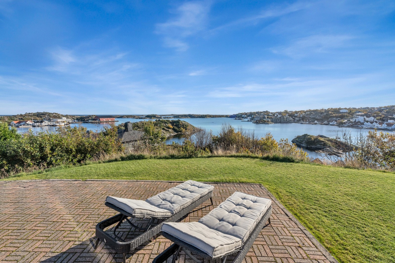 Flott uteområde med flere plattinger som lar deg nyte solen og utsikten mot sjøen. Galleribilde