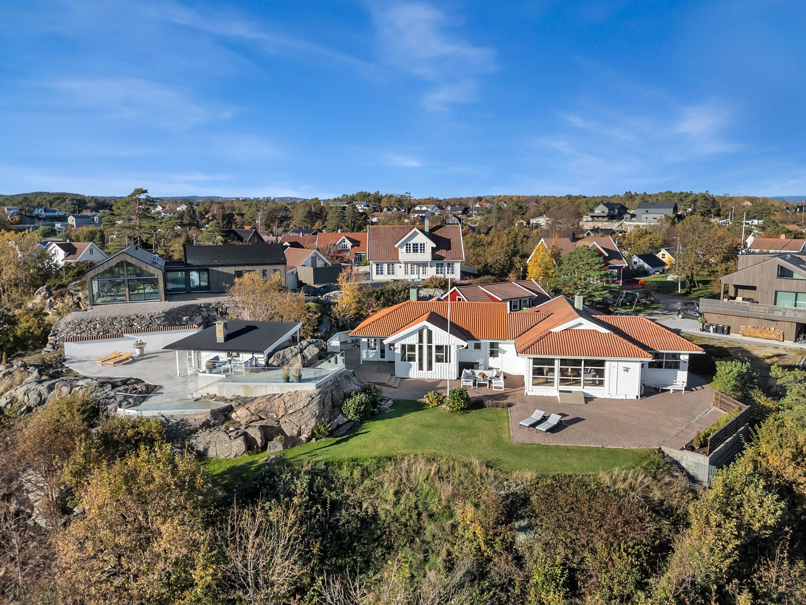 Boligen består av to bruksenheter, den eldste delen er bygd i 1990 og tilbyggsdelen i 2004. Galleribilde