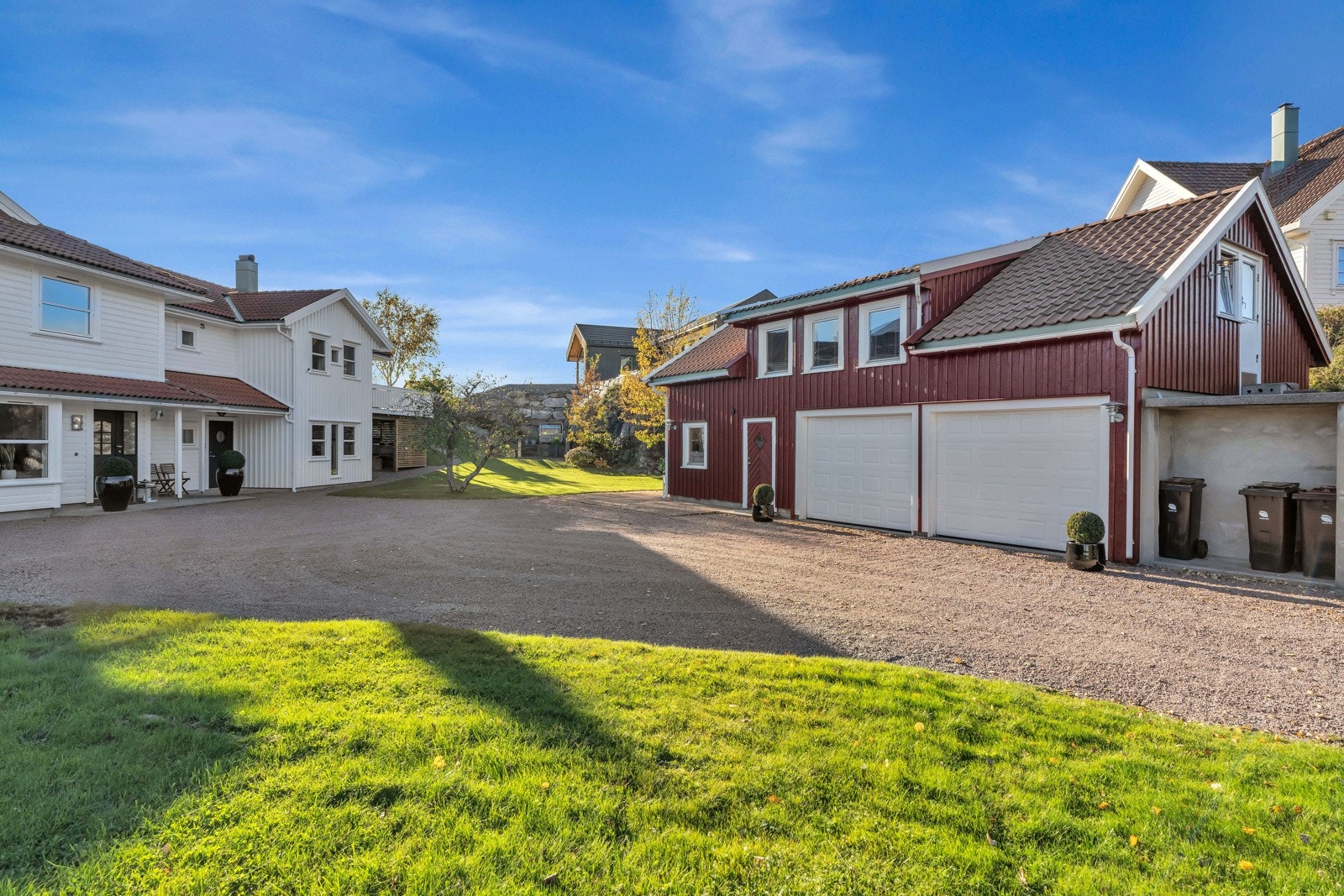 Boligens fasade gir et godt førsteinntrykk - gjennomført og velholdt. Galleribilde