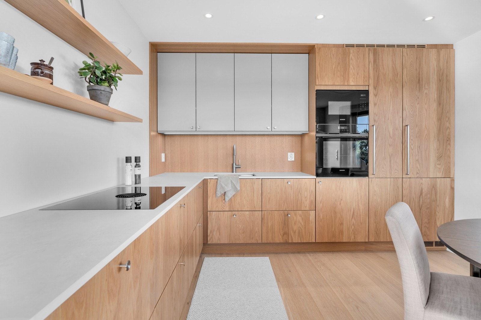 Kjøkkenet er levert av kvalitetesleverandøren Huseby og er i et tidløst og stilrent design. Galleribilde