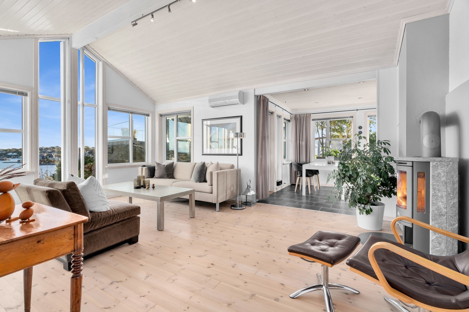 I stuen i generasjons- / utleiedelen er det klebersteinsovn og plass til både sofagruppe og lesestoler. Galleribilde