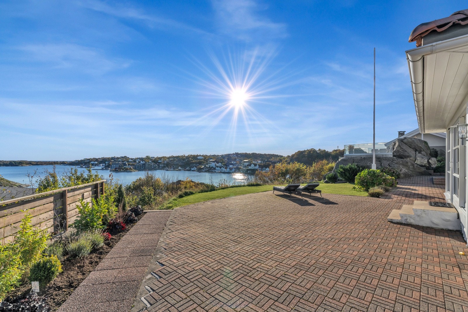 Stor, steinlagt platting på boligens øst og syd side. Galleribilde