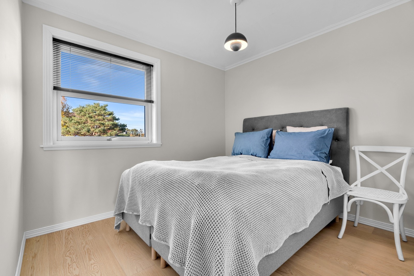 I hoveddelen er det tre soverom i hovedetasjen, her fra soverom 1. Galleribilde