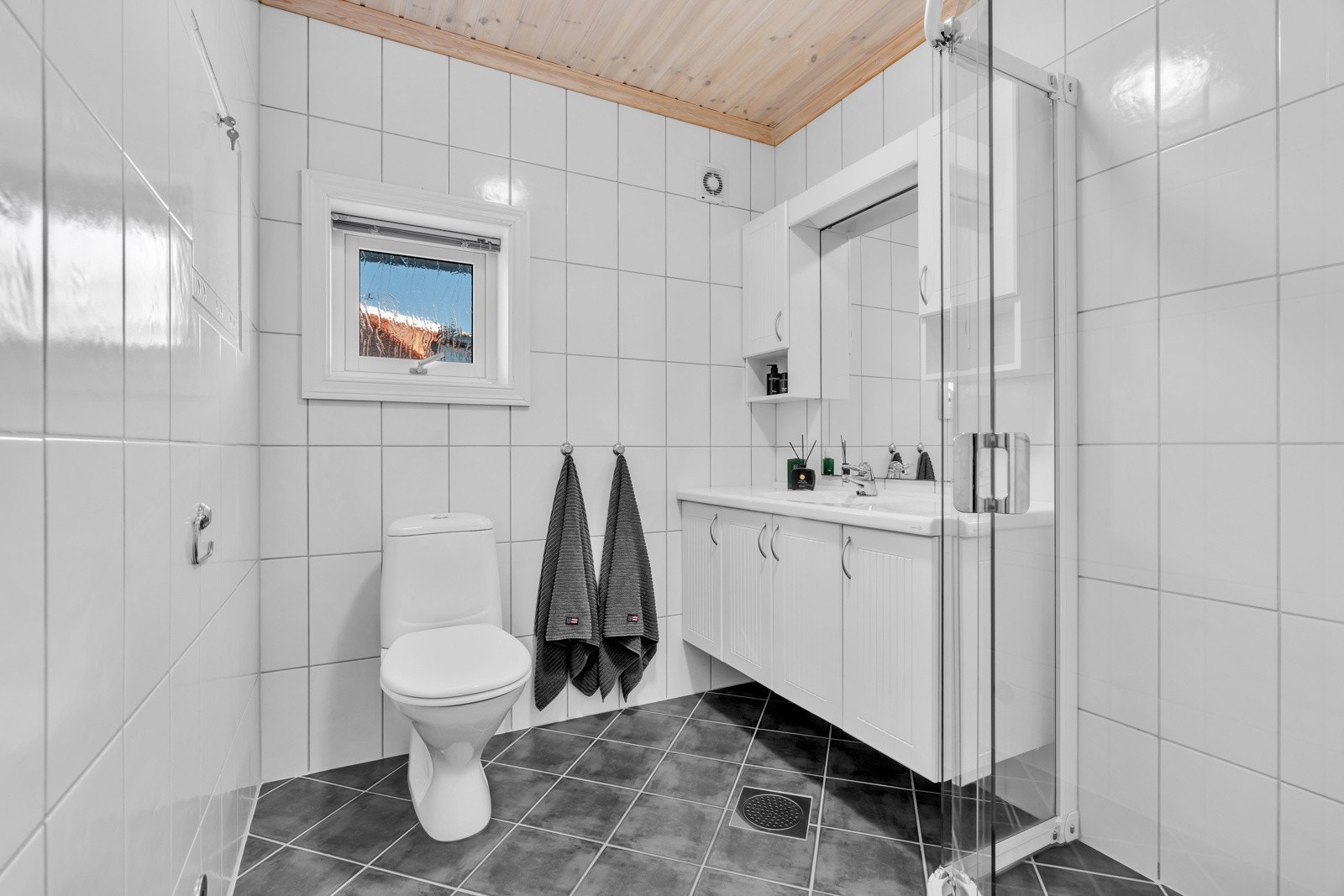 Generasjons- / utleiedel: Stilrent bad med fliser på både gulv og vegger u.etg. Galleribilde