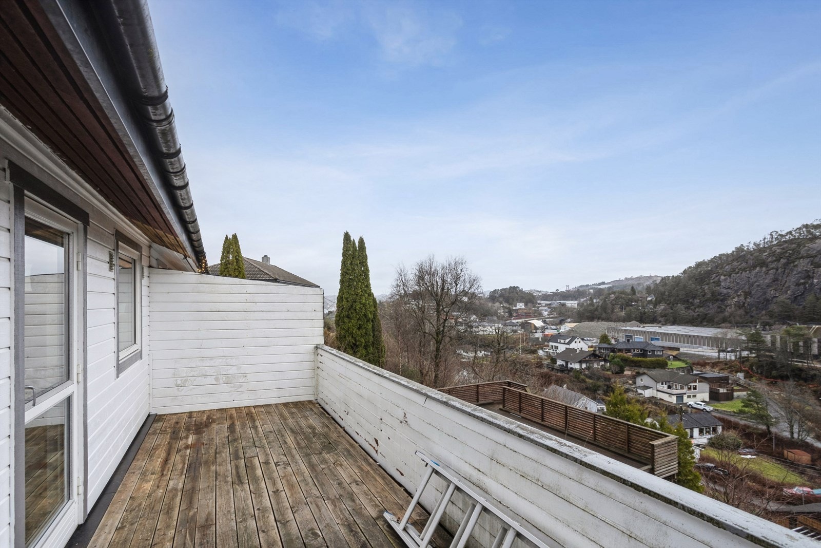 Fra kjøkkenet kommer man ut på denne terrassen. Utsikt over nabolaget og omkringliggende natur. Fint for sosiale sammenkomster. Galleribilde