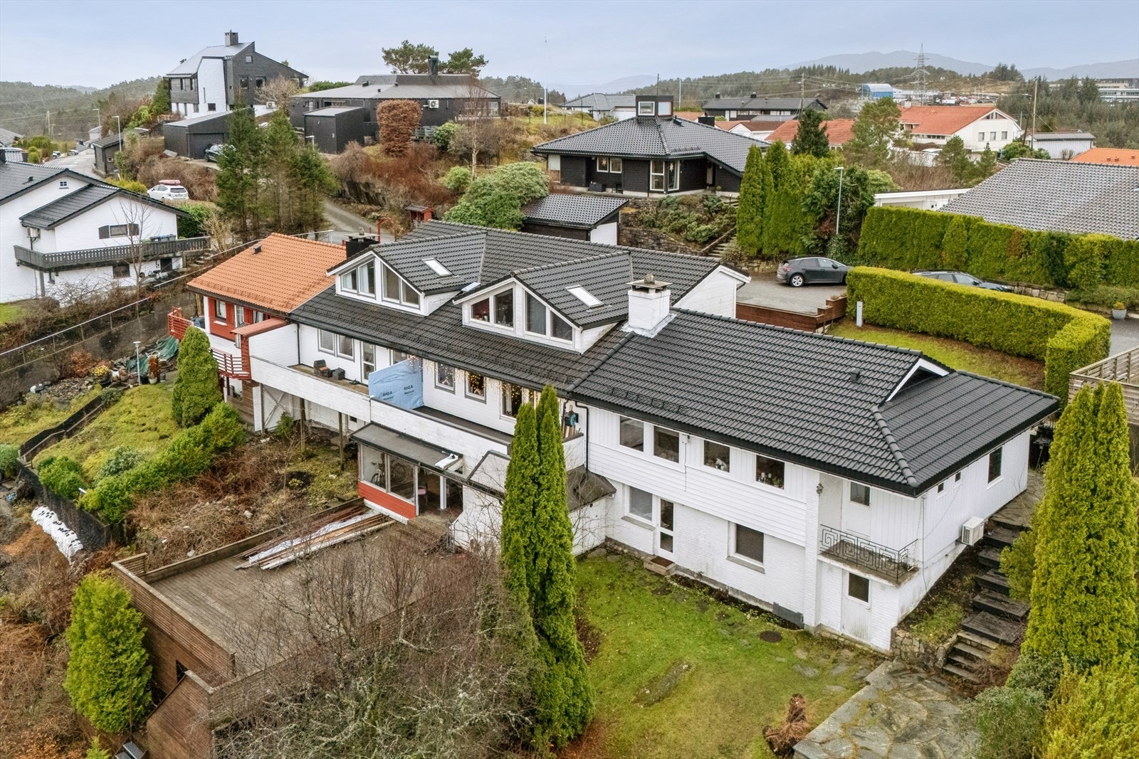 Kiplehaugen ligger i kort avstand til motorveien og et veiprosjekt under realisering med blant annet nye felt, bro til Sotra og sykkeltunnel Galleribilde