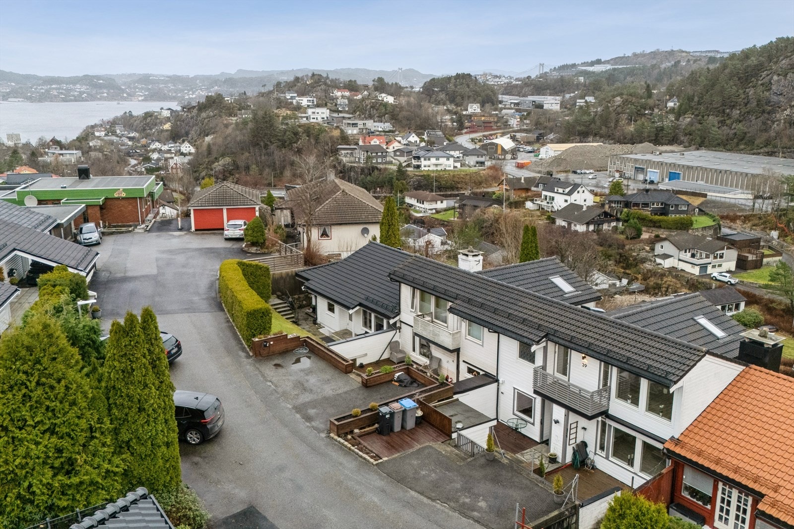 Sjarmerende bolig i rekke med utsikt over nærområdet. Rolig nabolag med gode turmuligheter. Galleribilde