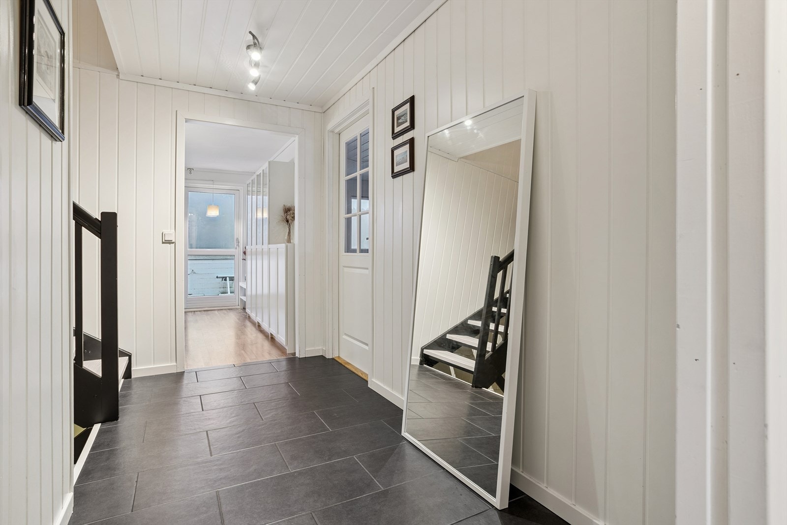 Praktisk flislagt entrè. Galleribilde