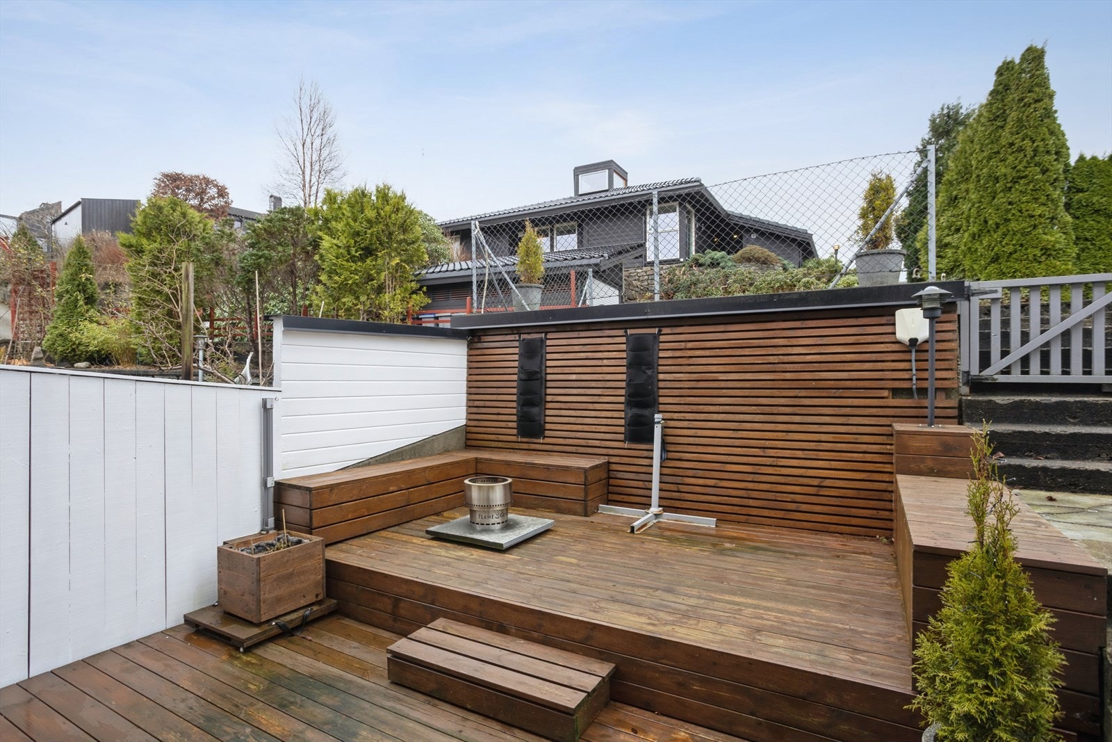 Det montert elbillader til parkeringsplassen. Galleribilde