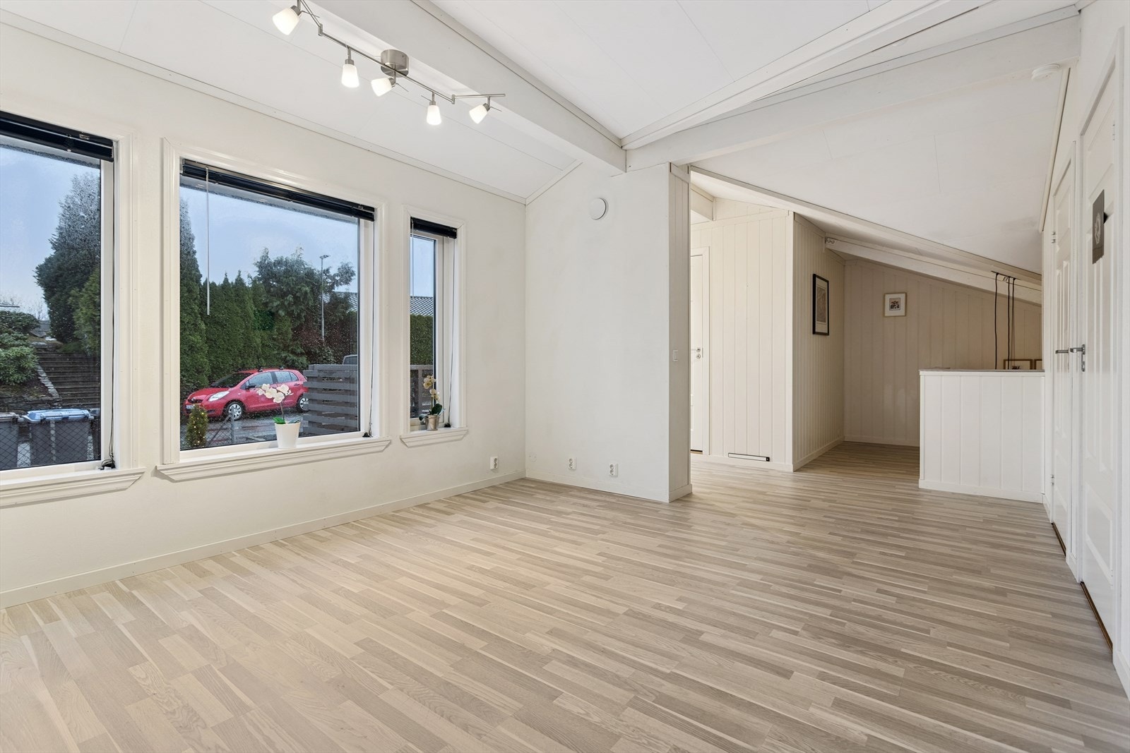 Lys og luftig loftstue med utgang til balkong. Denne etasjen er velegnet til komfort og privatliv - et sted å trekke seg tilbake etter en aktiv dag. Galleribilde