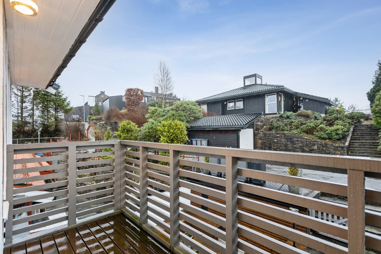 Balkongen i andreetasje har kveldssol. Galleribilde