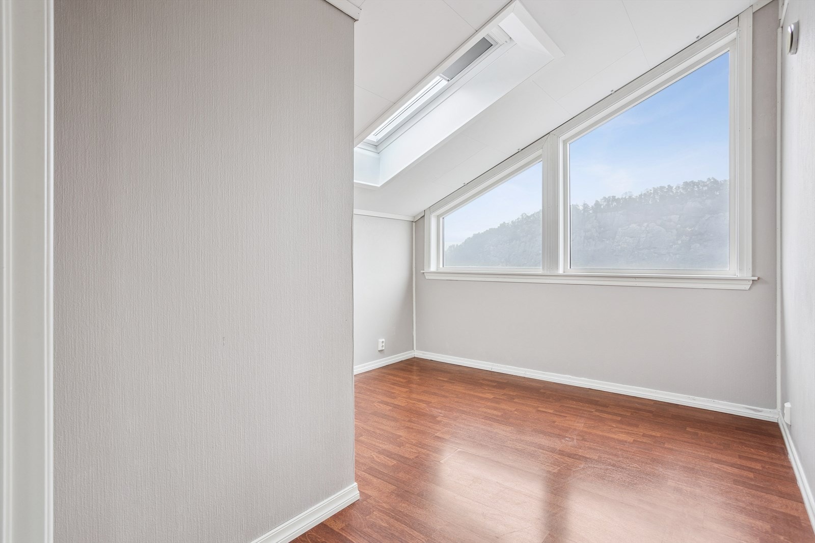 Soverom 2 i 3 etg. Også dette har gode lysforhold og fin utsikt. Galleribilde