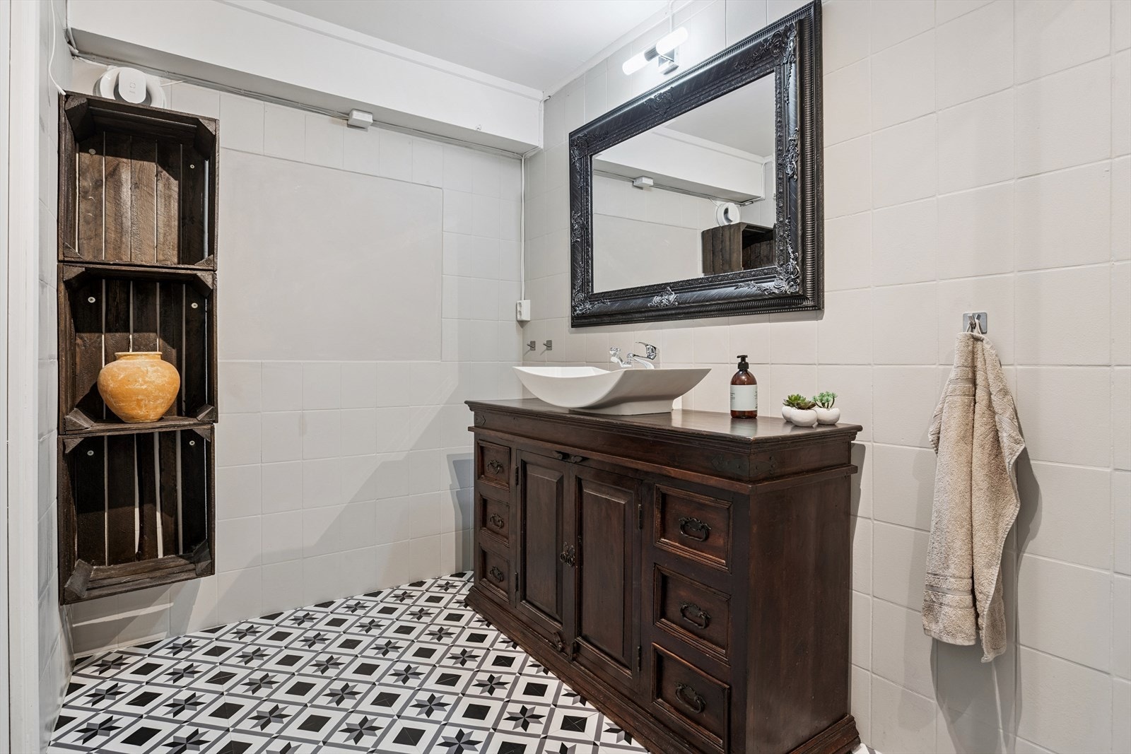 Baderommet i underetasjen må påregnes oppgradering, men det er et godt rom som utgangspunkt. Galleribilde