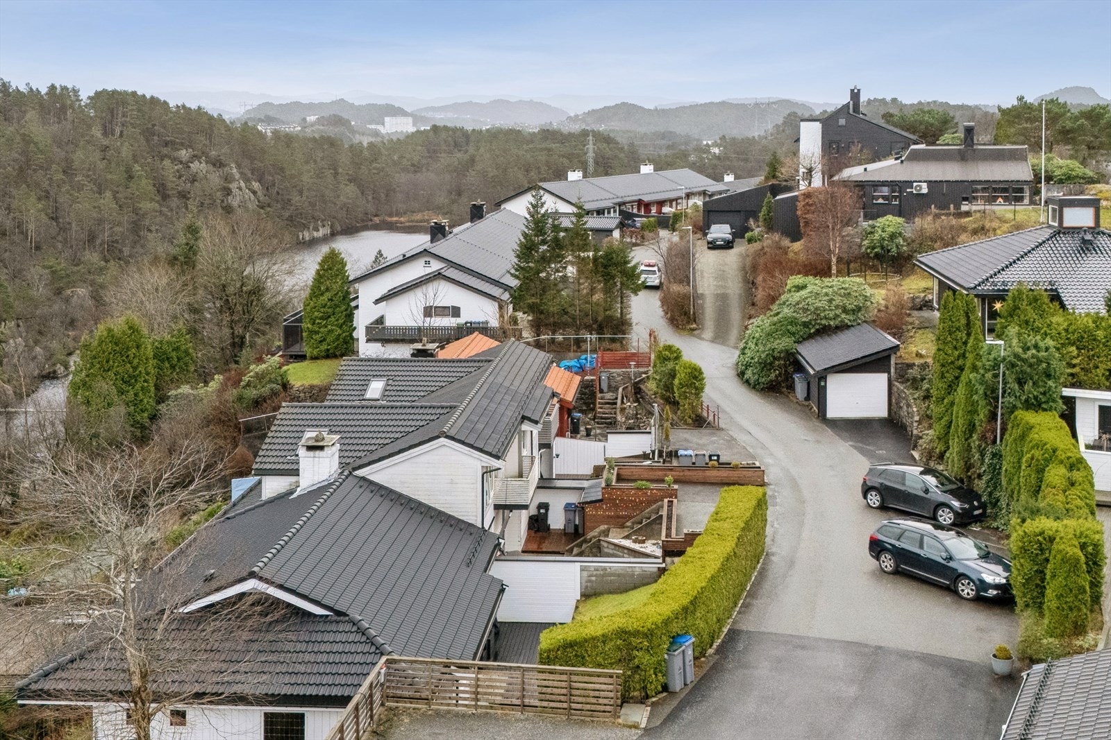 Veletablert boligområde med kort vei til lekeplass, skole og barnehager, dagligvarebutikk og Alvøen Idrettsanlegg Galleribilde