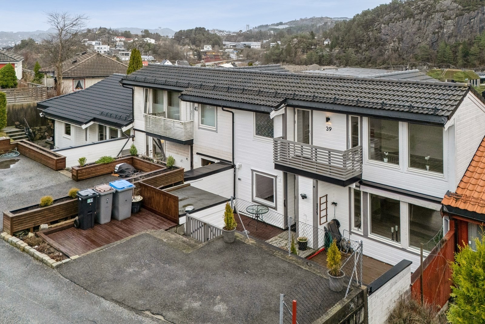 Enkel hverdag med parkering like utenfor inngangsdøren - Veien er enveiskjørt. Galleribilde