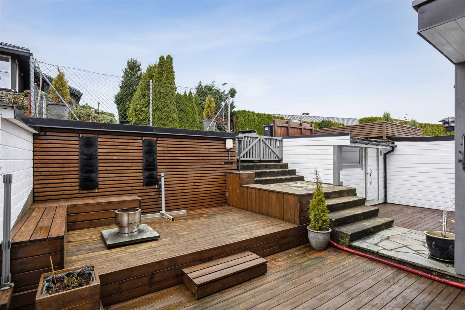 Moderne terrasse med elegant treverk, perfekt for avslapning. På denne siden har man kveldssol. Galleribilde