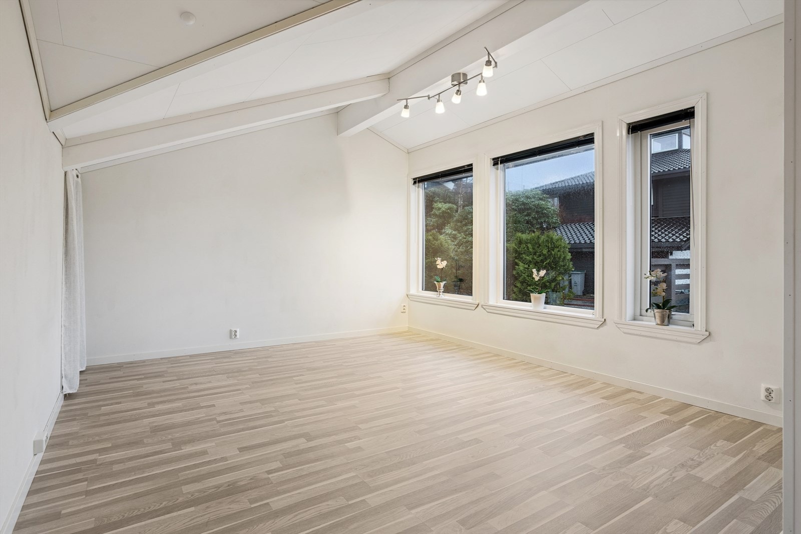 Store vinduer som slipper inn mye naturlig lys. Perfekt for hyggelige hjemmekvelder. Galleribilde