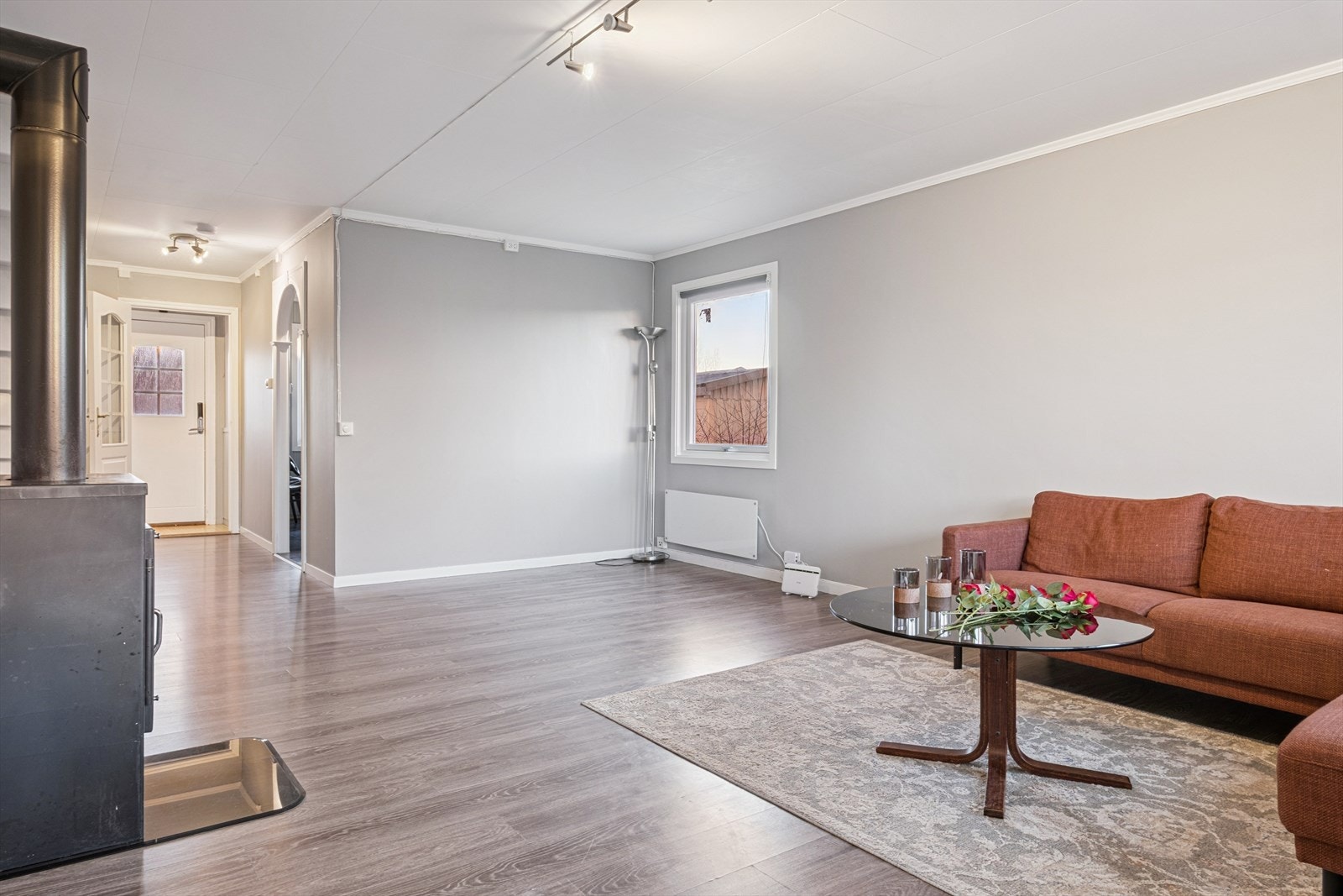 Vinduet her ble byttet i 2022. Ellers er vinduer og balkongdør fra 2004/05. Galleribilde