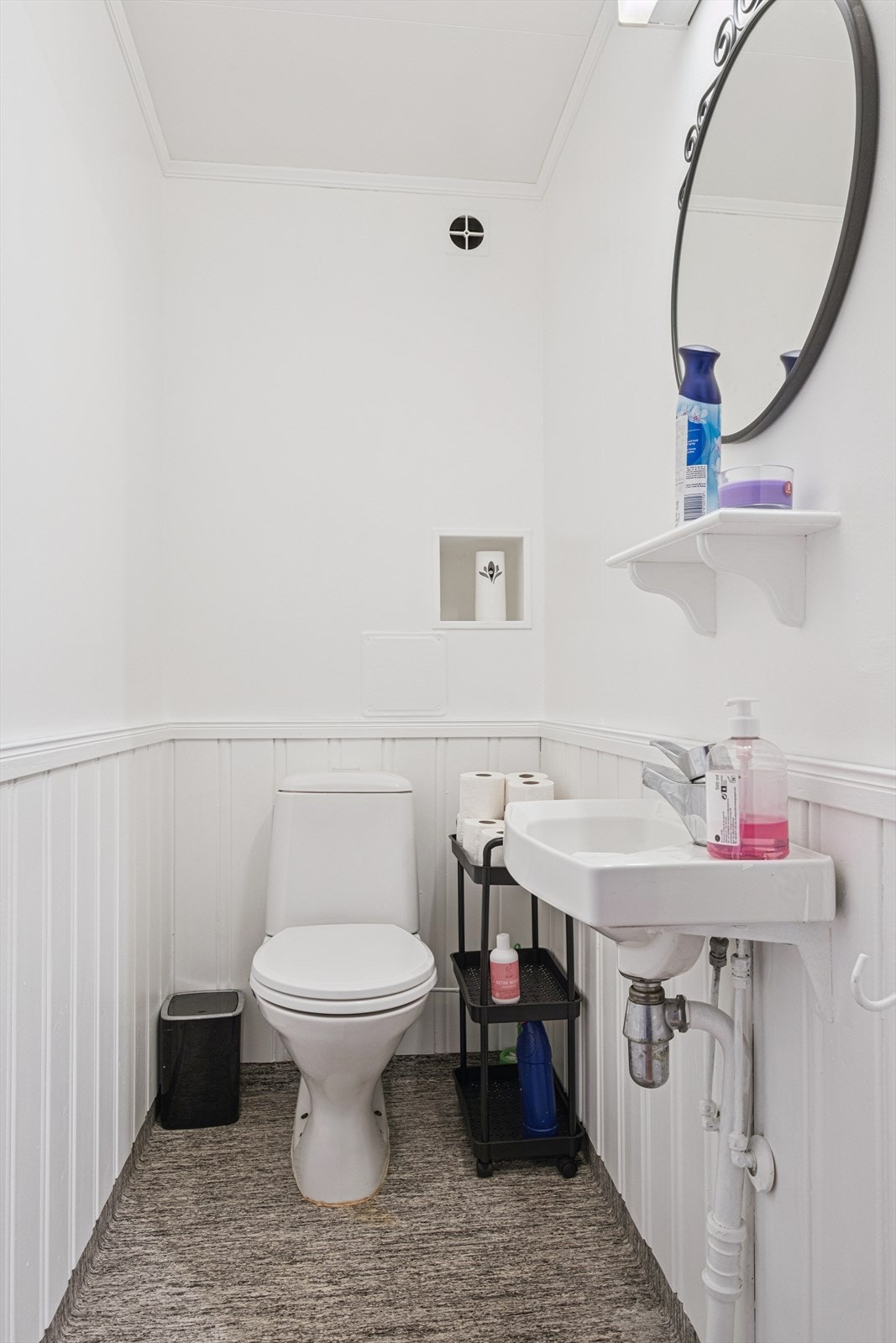 Toalettrom vegg i vegg med badet. Galleribilde