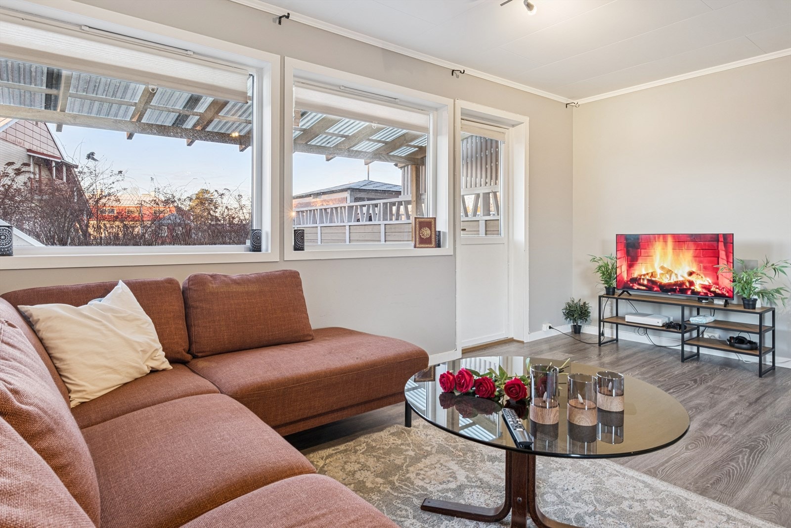 Det er godt med lysinnslipp, samt gode møbleringsmuligheter i rommet. Galleribilde