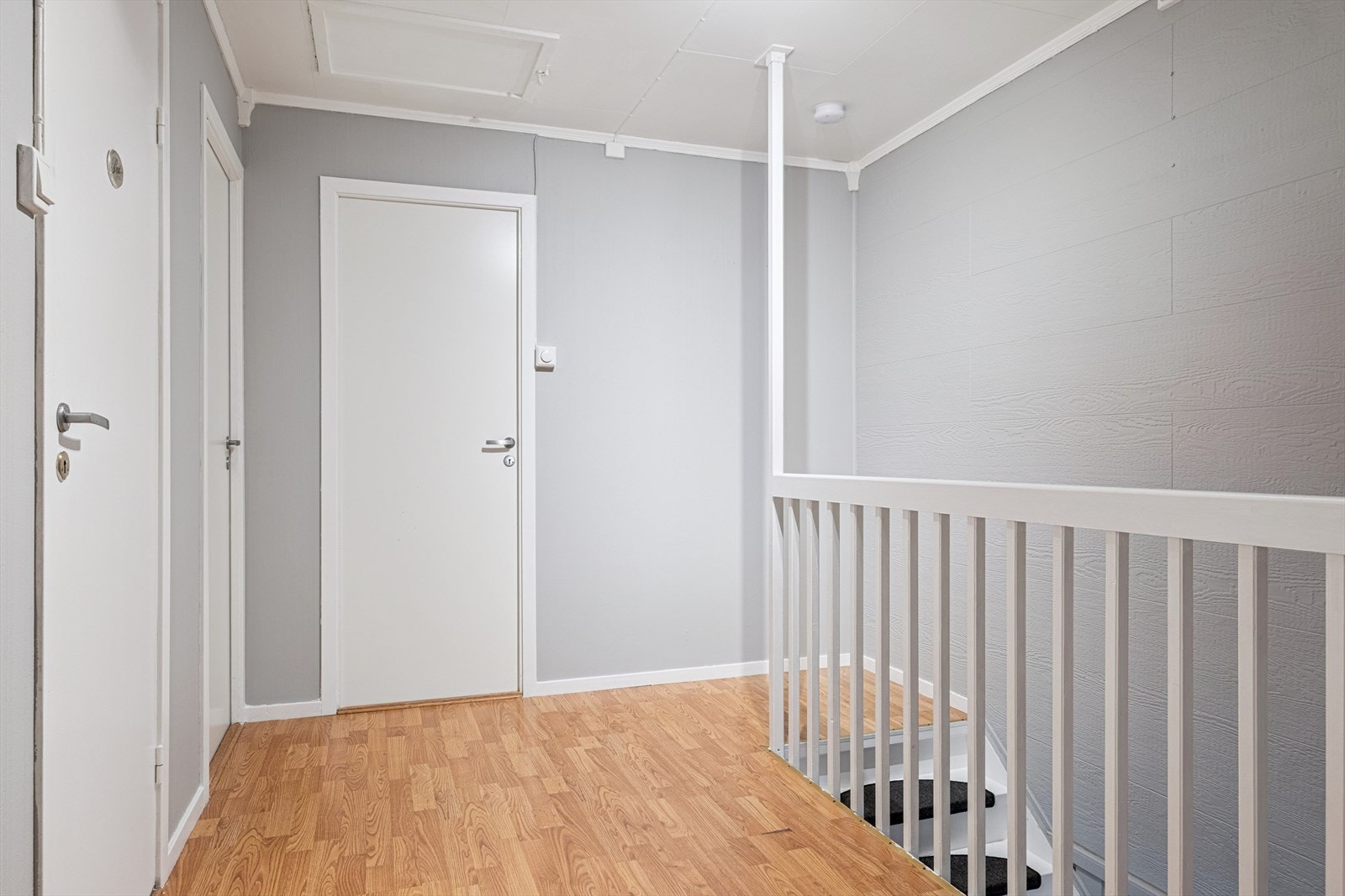 Opp trappen har man 3 soverom, toalettrom og bad. Galleribilde