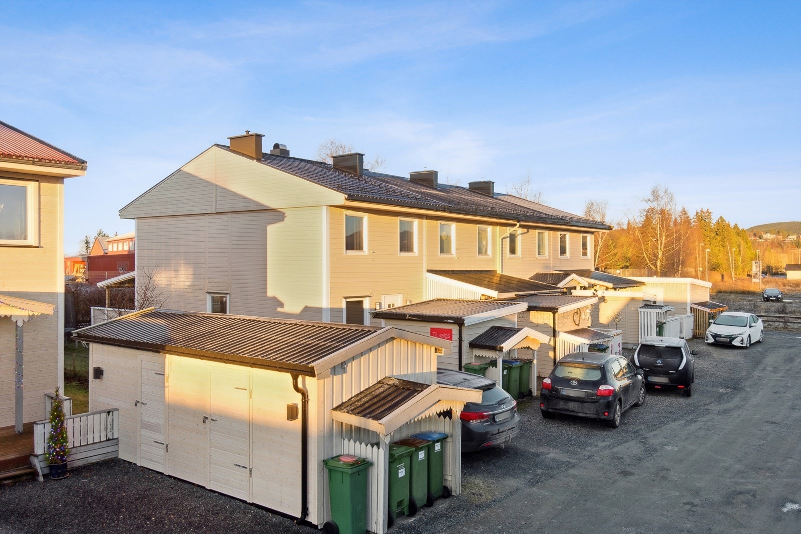 Det ble lagt nytt yttertak, renner og nedløp i 2022. Plass til flere biler ved inngangspartiet, samt at det er en lagringsbod og vedbod som medfølger. Galleribilde