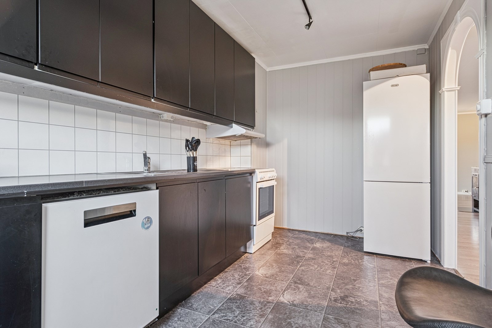 Kjøkkenet er av eldre dato, men er oppusset i senere tid. Det er montert nytt vindu i 2022. Galleribilde