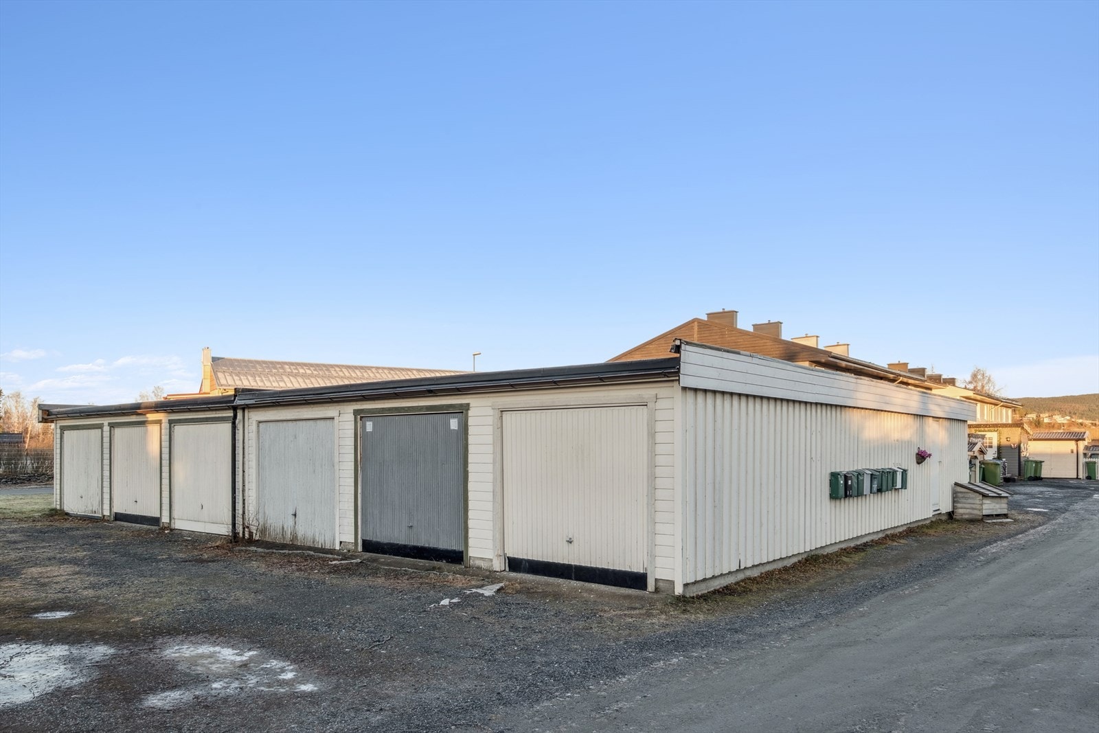 Det medfølger egen garasje på 21 kvm i fellesanlegget 30m fra huset. Galleribilde