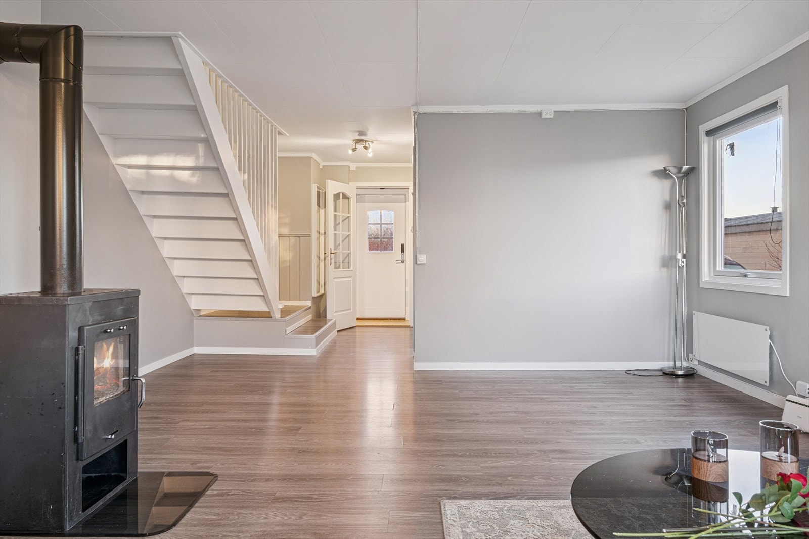 Man kommer inn til en romslig stue på 29 kvm. Med sin endebeliggenhet får man også vindu på sideveggen for bedre lysinnslipp. Galleribilde