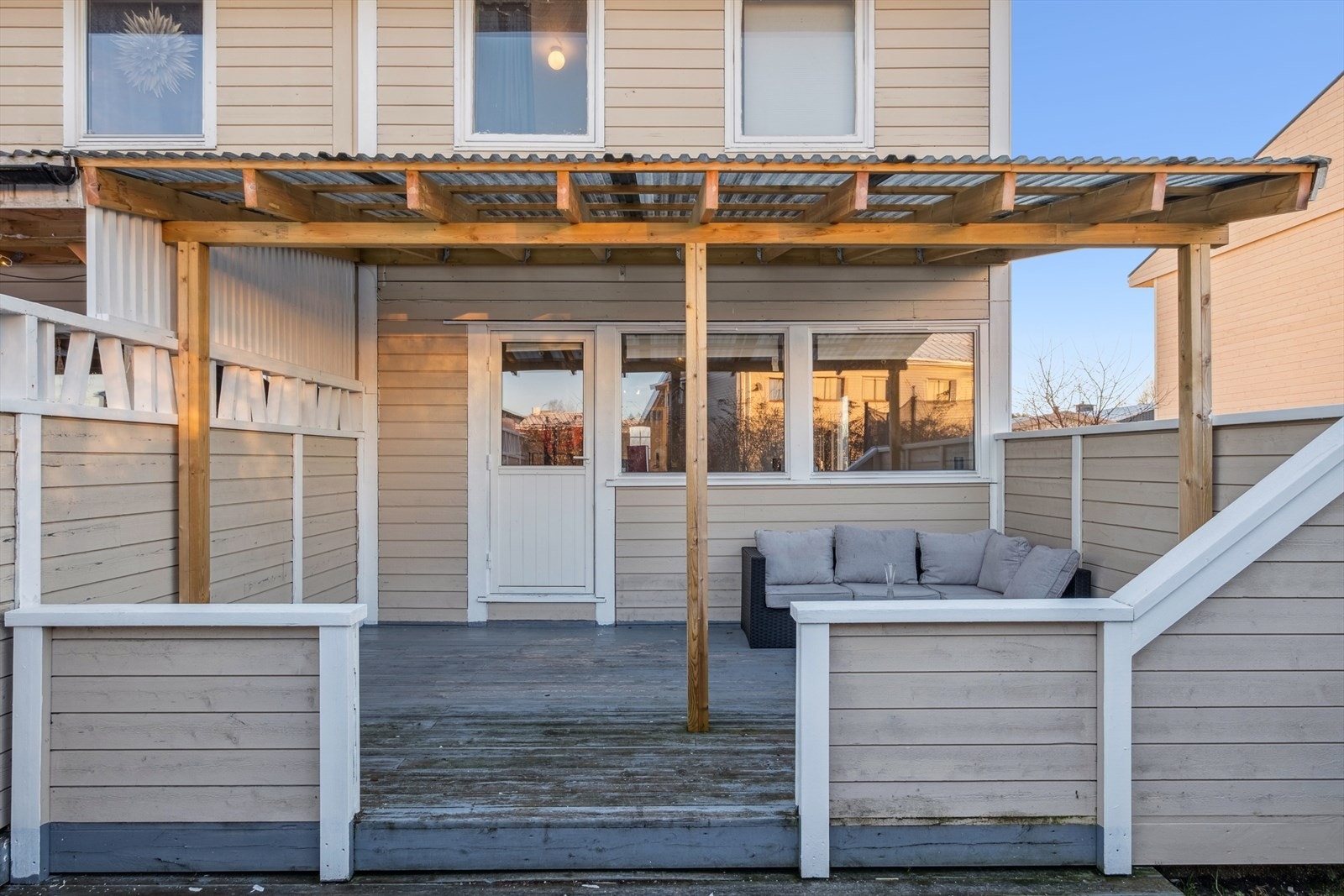 Ut fra stua har man en romslig og takoverbygd (2024) terrasse som vender mot Vest. Galleribilde