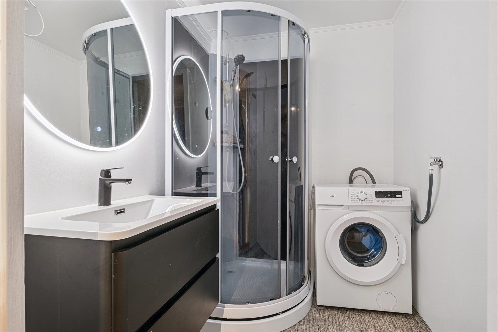 Badet er på 3 kvm og har belegg på gulv og våtromsplater på vegg. Nyere belegg, vask og kabinett fra 2022 for sikker avrenning. Galleribilde