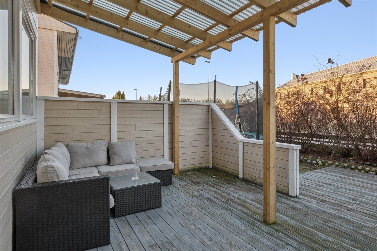 Terrasse og platting er på hele 43 kvm med plen på siden av bygget og beplantning i forkant. Galleribilde