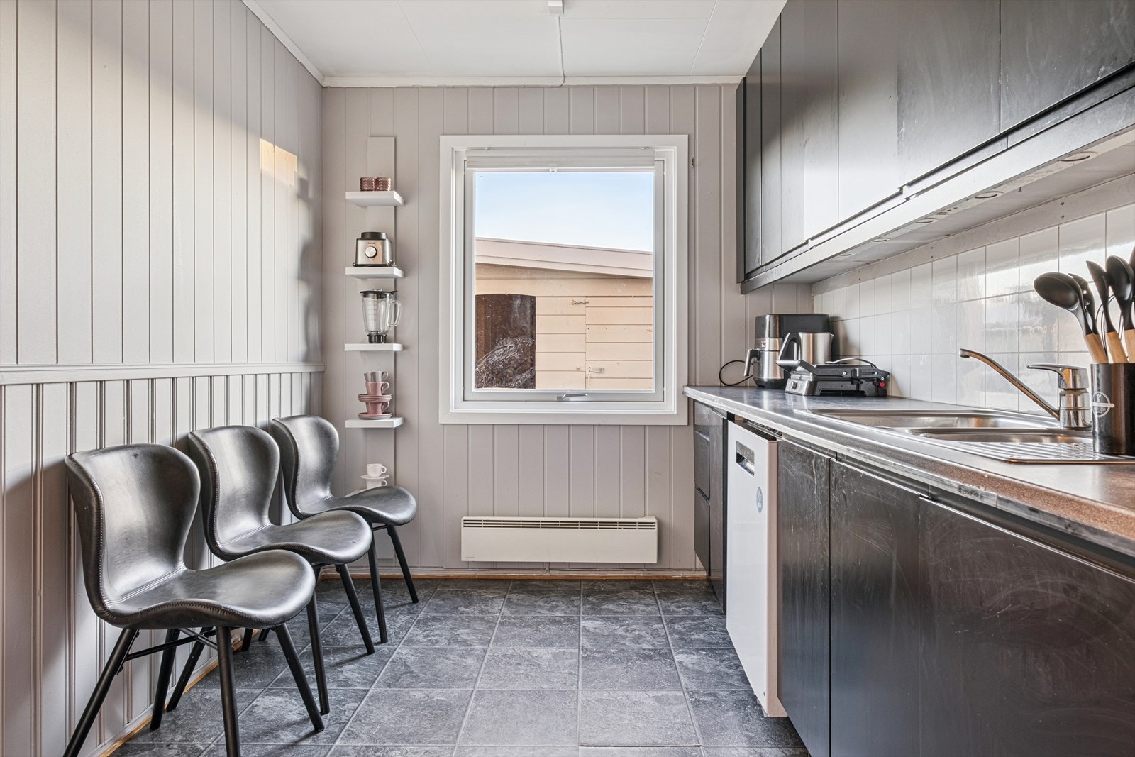 Kjøkkenet er på 10 kvm. Hvitevarer medfølger i handelen. Galleribilde