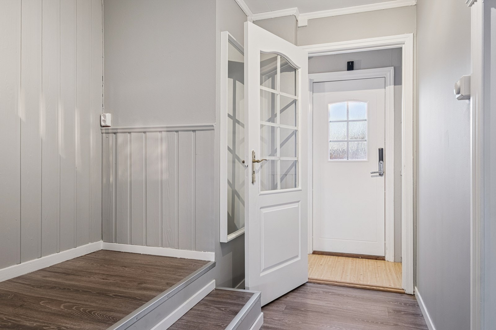 Vindfanget har god plass til yttertøy og garderobe til oppbevaring. Galleribilde