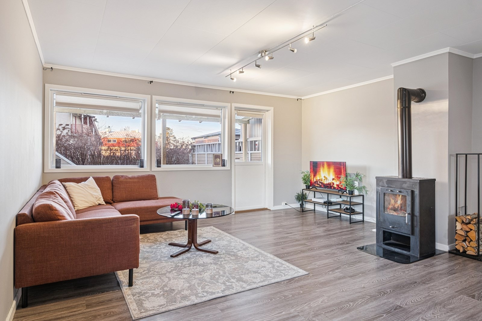 Det er vedfyring og panelovner til oppvarming av boligen. Galleribilde