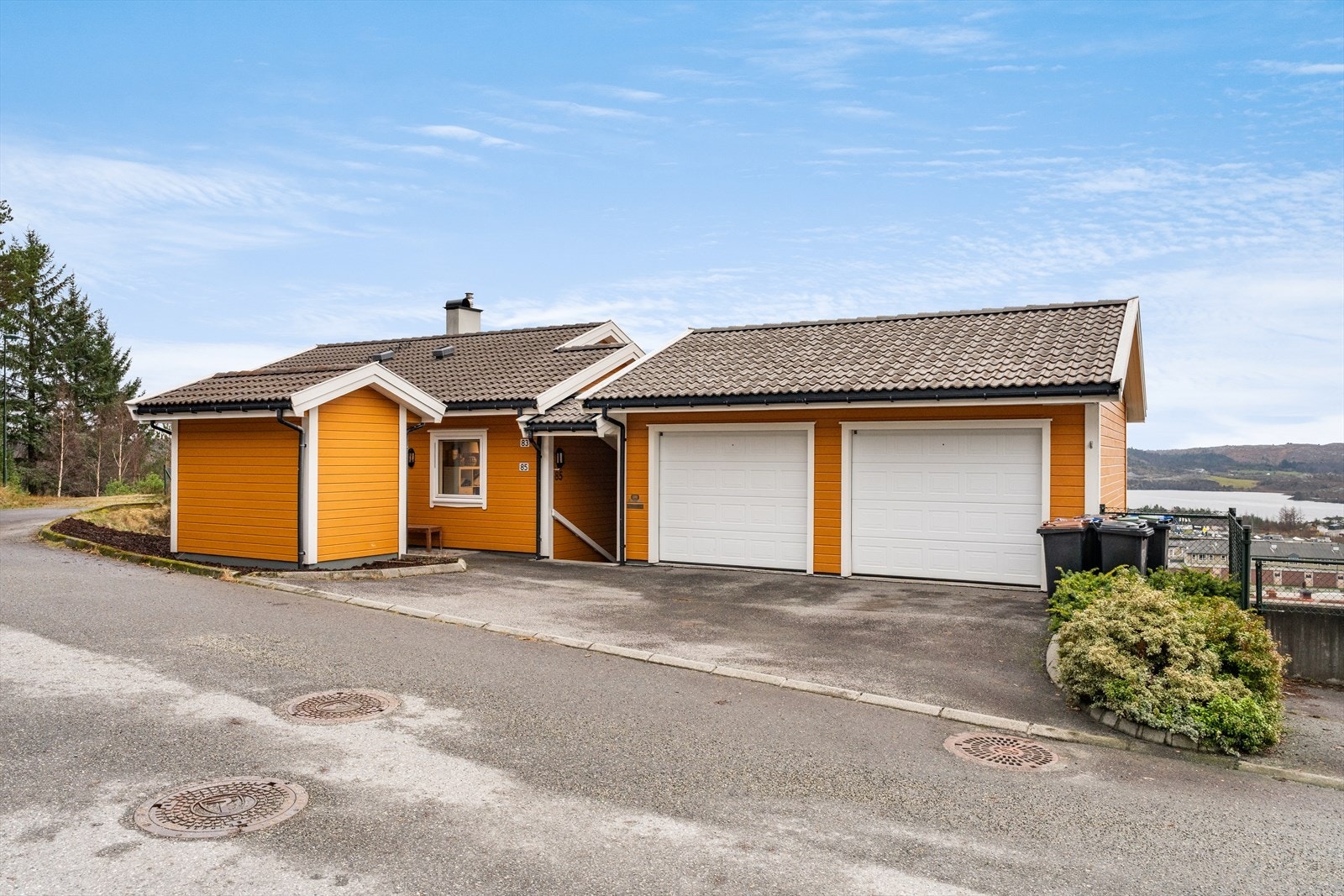 Parkering i eget gårdsrom samt garasje Galleribilde