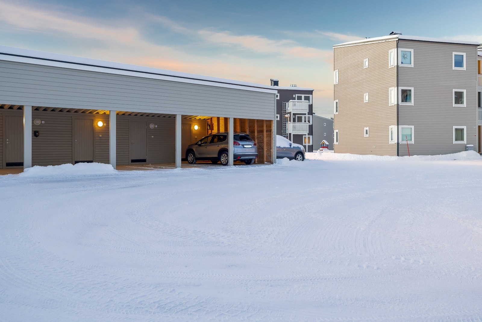 Leiligheten disponerer en biloppstillingsplass i carport, og det er gjesteparkering på felles tomt. Galleribilde